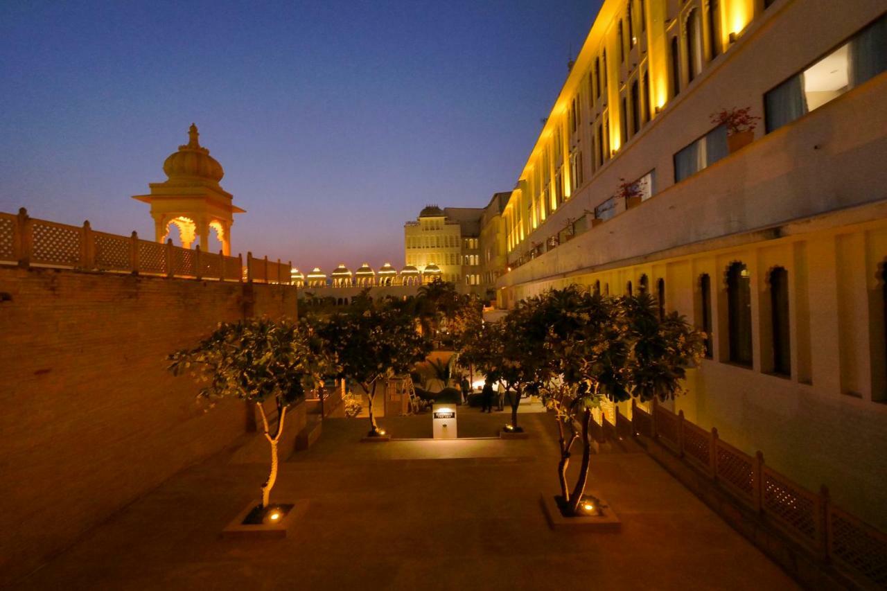 Radisson Blu Udaipur Palace Resort & Spa Exterior foto